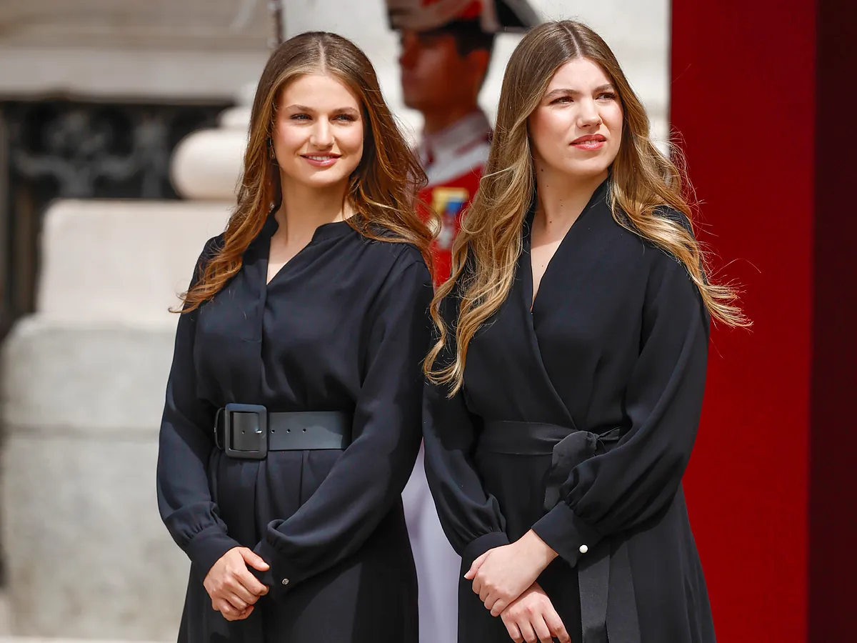 La Princesa Leonor abandona el uniforme militar por un vestido negro con maxicinturón para recibir al Papa León XIV y la Infanta Sofía apuesta por un diseño con lazo