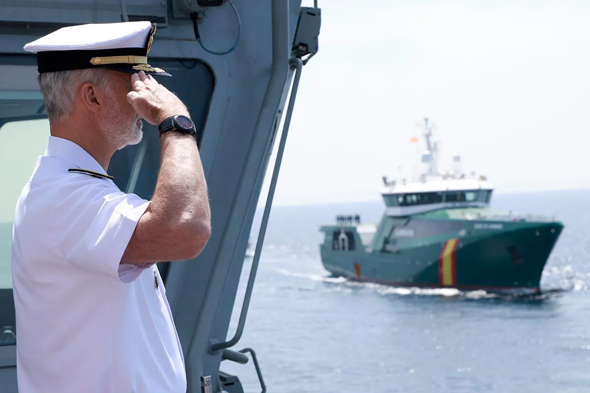 El Rey preside la revista naval en la Ría de Vigo y la exhibición dinámica aeronaval en la playa de Samil