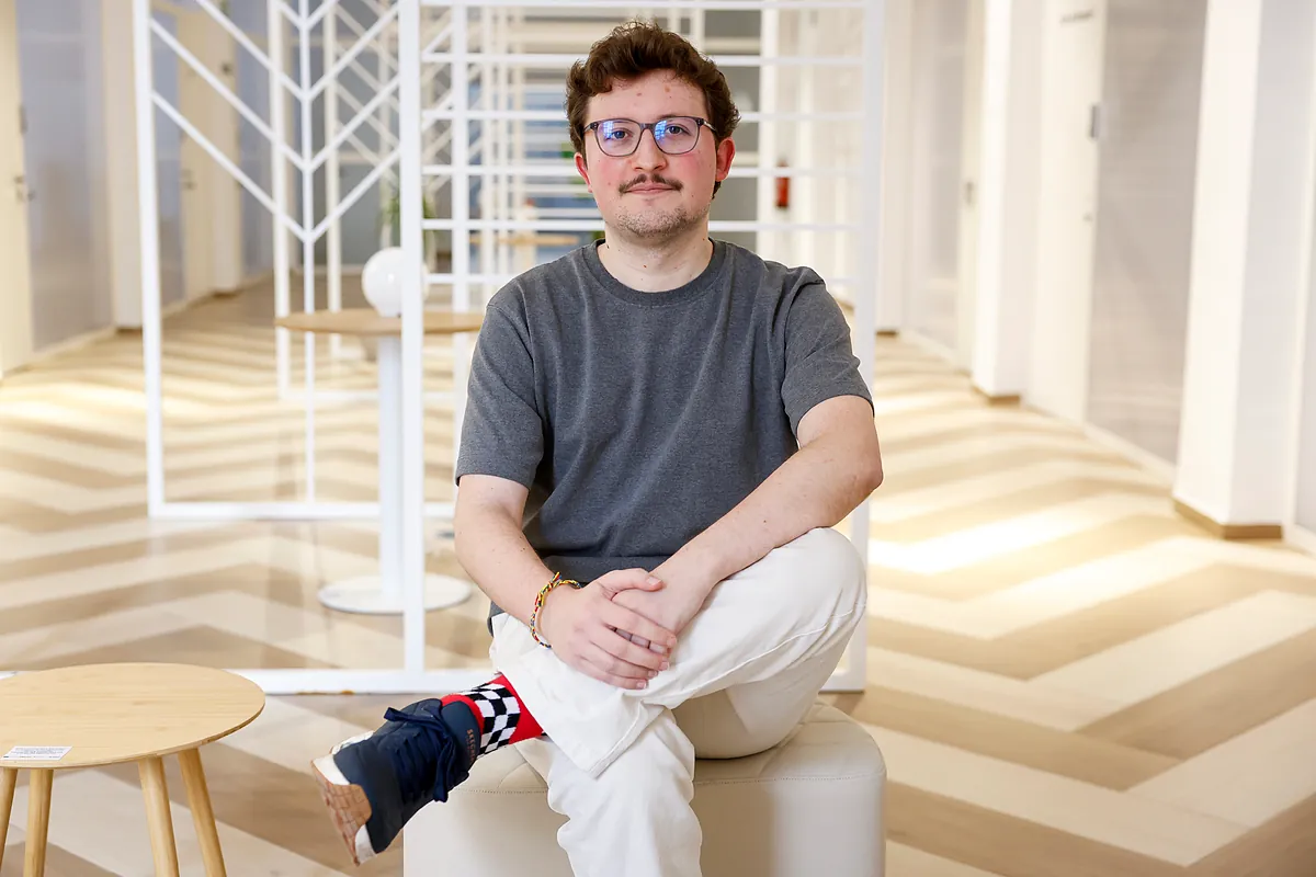 Víctor Abad, la voz joven de la Fórmula 1: "Puede que Fernando Alonso sea gafe. Nadie da crédito a su situación"