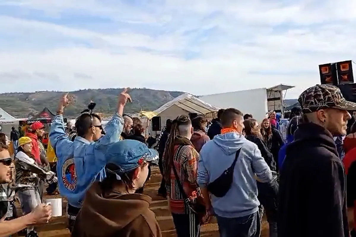 Una fiesta rave ilegal reúne a más de mil vehículos en el pantano del Cenajo, Albacete