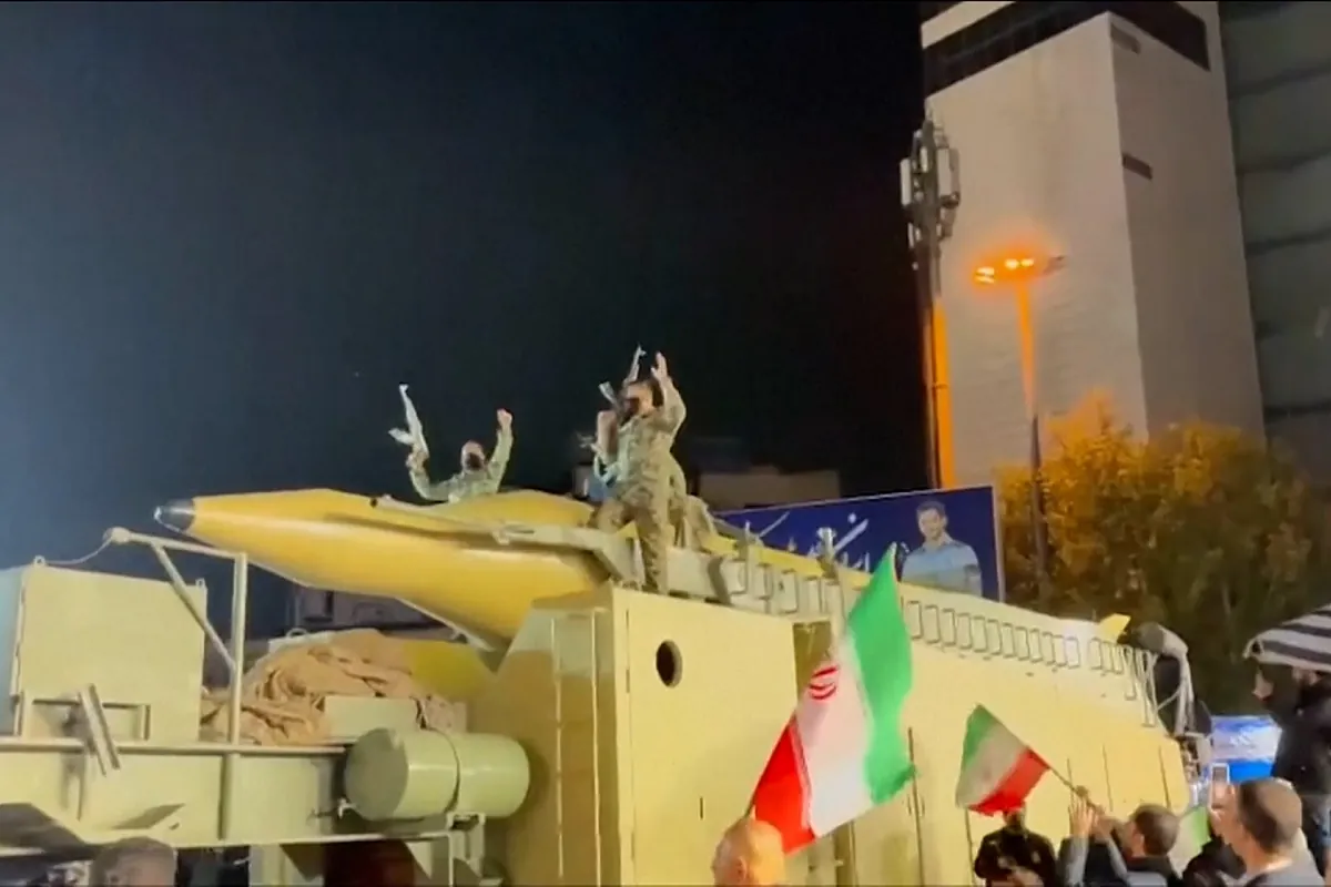 Irán exhibe un lanzador de misiles balísticos durante una manifestación: "Muerte a EEUU, arrasen Tel Aviv"