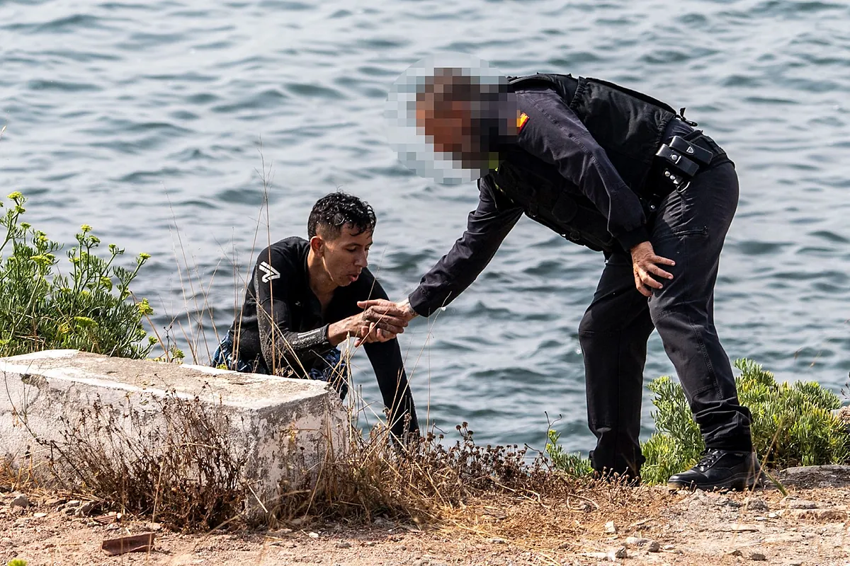 Crisis migratoria en Ceuta con un hervidero de personas por las calles de la ciudad autónoma