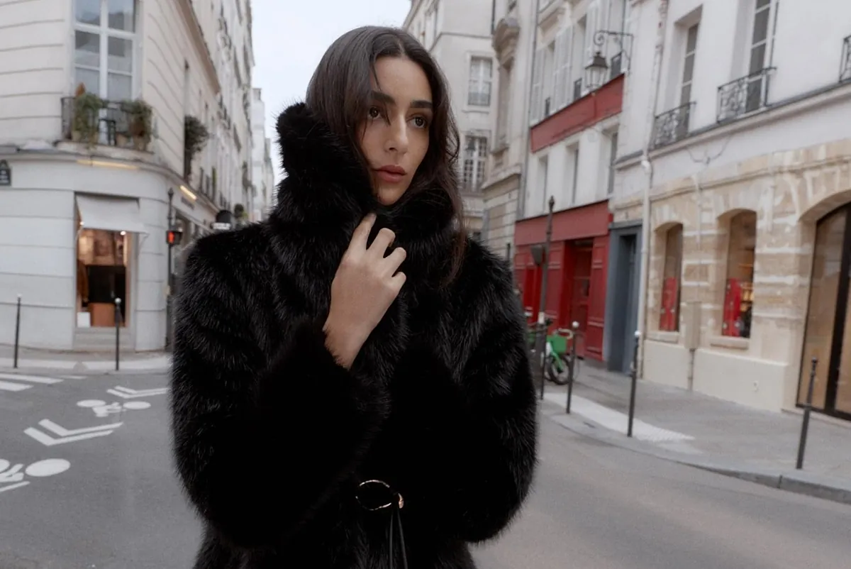 Este abrigo efecto pelo fácil de combinar lo ha rebajado Zara al 42%: cuesta menos de 50 euros y es ideal para regalar el día de Reyes