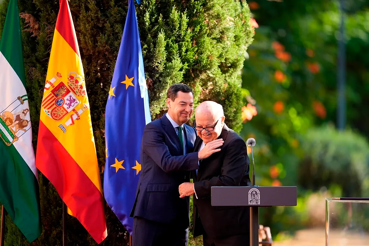 Juanma Moreno trata de minimizar el efecto de su pacto con Vox: "Los valores no cambian, la vía andaluza sigue vigente"