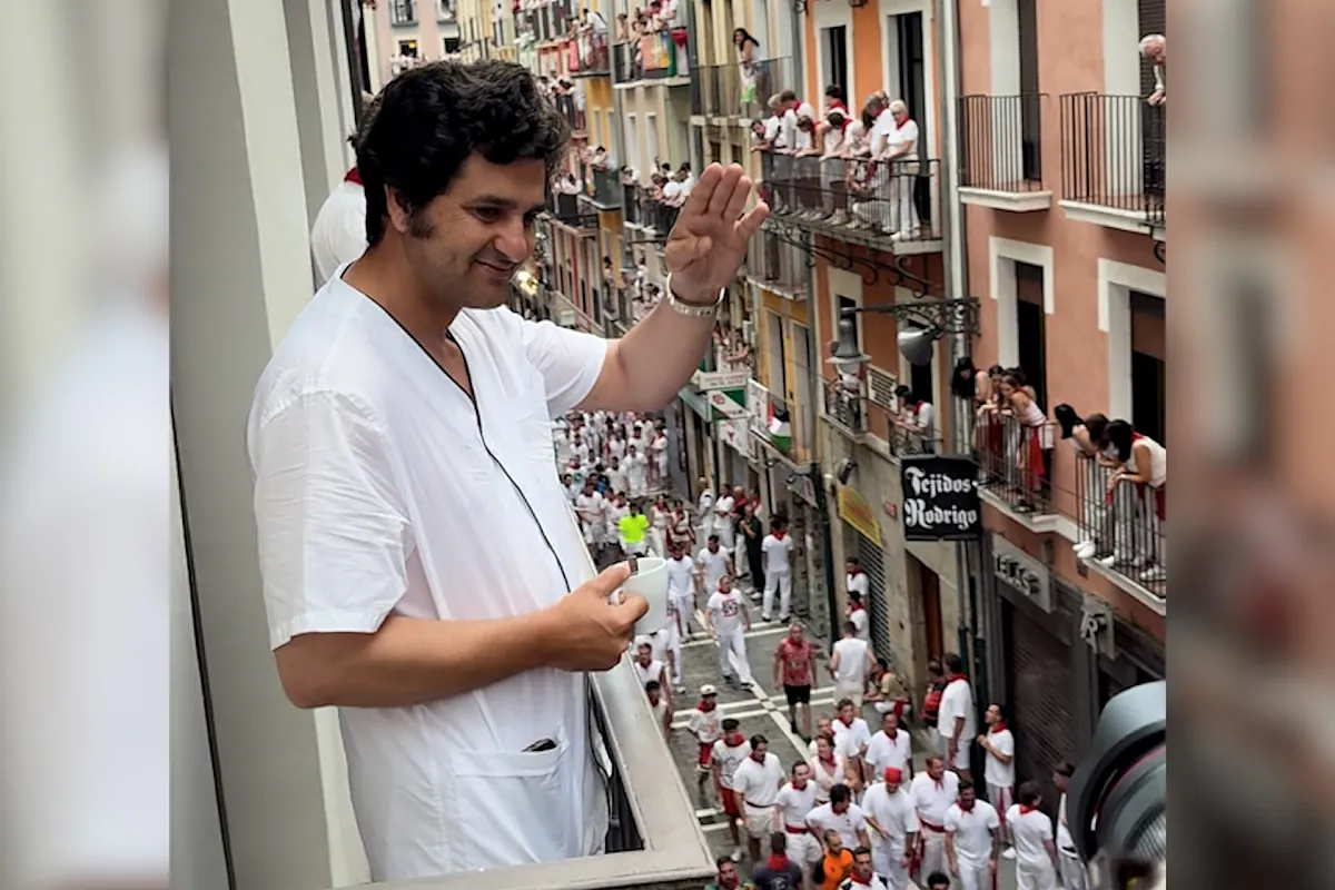 Morante de la Puebla observa el cuarto encierro de San Fermín desde el balcón de un hotel en Pamplona
