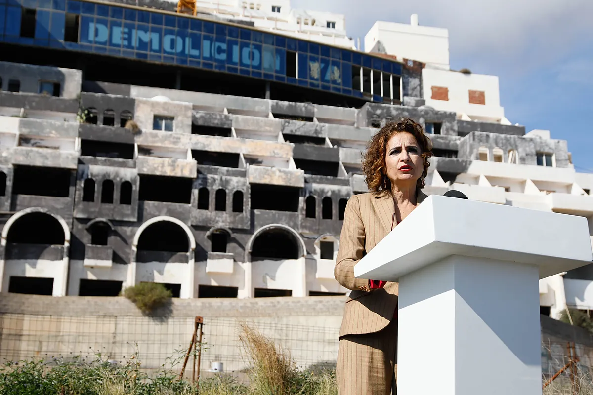 El PSOE de Carboneras (Almería) desafía a Montero y bloquea la demolición del Algarrobico