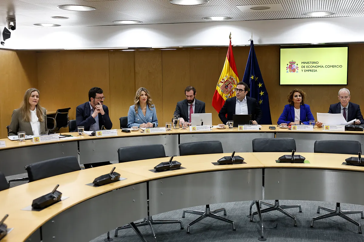 El Gobierno no cierra medidas con patronal y sindicatos pero descarta una bajada inminente del IVA de los alimentos, bonificar el carburante o topar alquileres