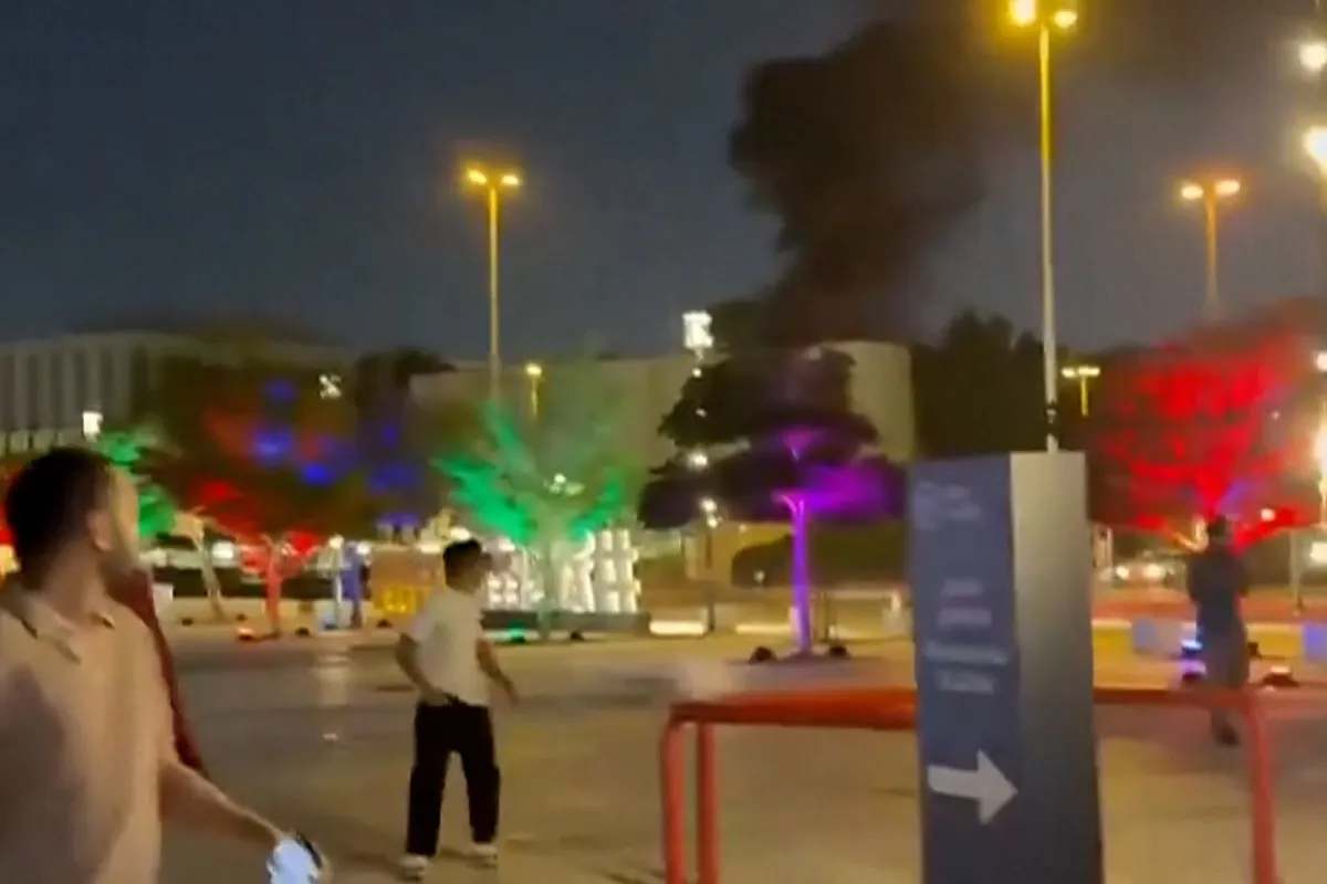 Huyen a la carrera tras el impacto de un dron de Irán en el consulado de EEUU en Dubai