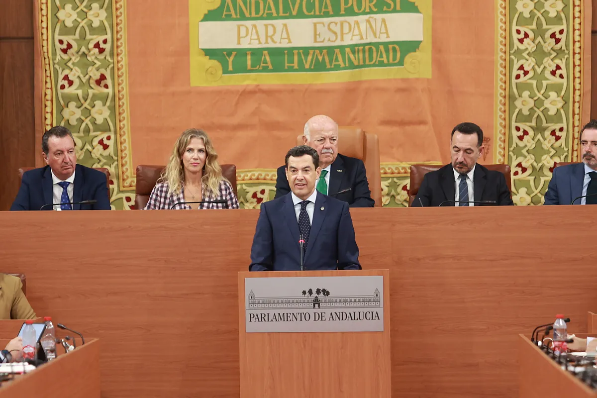 El silencio sobre inmigración de Juanma Moreno pone en alerta a Vox