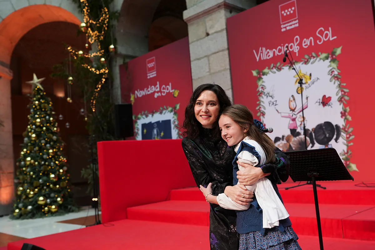 Lucía Torres: quién es la familia detrás de la niña que cantó un villancico en Sol y se hizo una foto con Ayuso