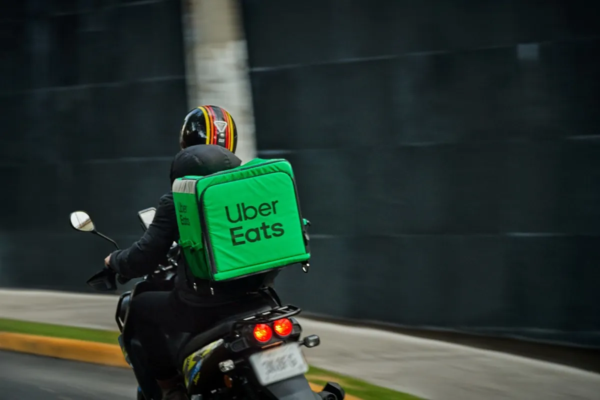 Uber Eats pagará las cotizaciones a 60.000 falsos autónomos tras reconocer una deuda de 110 millones con la Seguridad Social
