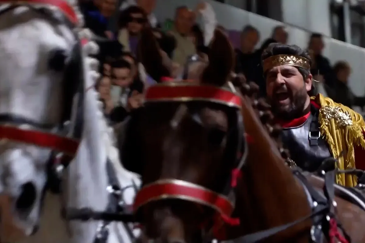 López Miras vuelve a subirse a una cuádriga en la Semana Santa de Lorca (Murcia)