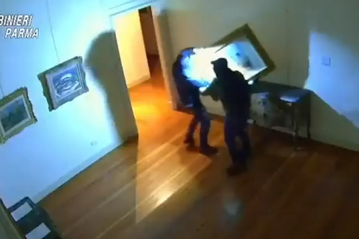Momento en el que unos ladrones roban cuadros de Cezánne, Matisse y Renoir en Parma