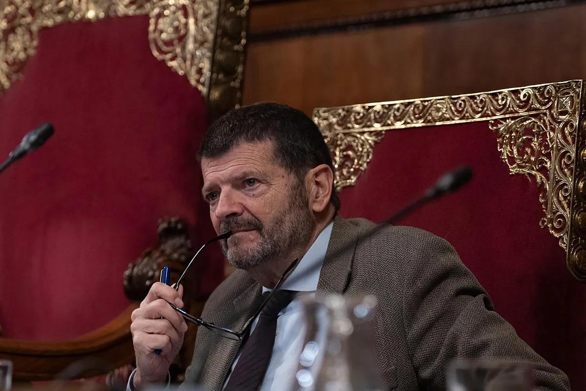 El teniente de alcalde de Barcelona Albert Batlle invita a combatir el calor en locales privados: "Tenía una tía que pasaba el verano en El Corte Inglés"