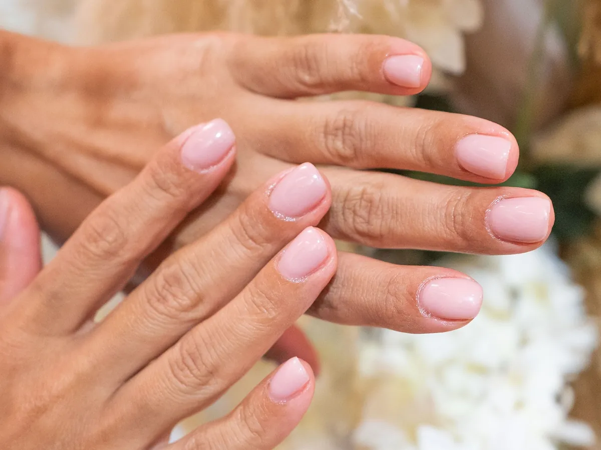Las uñas de jabón o soap nails son la tendencia del otoño: 10 diseños para lucirlas con elegancia