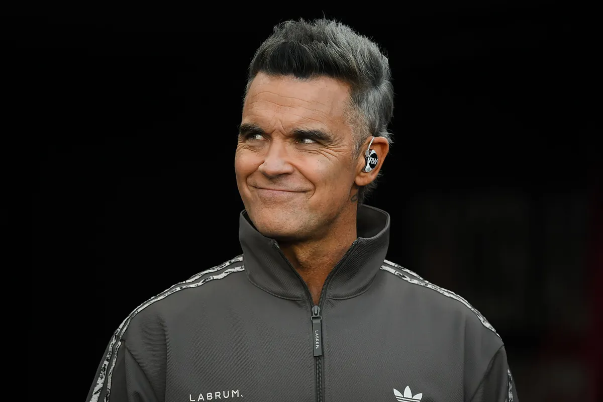 Robbie Williams improvisa 'Angels' en una calle de Sevilla unos días antes de su concierto