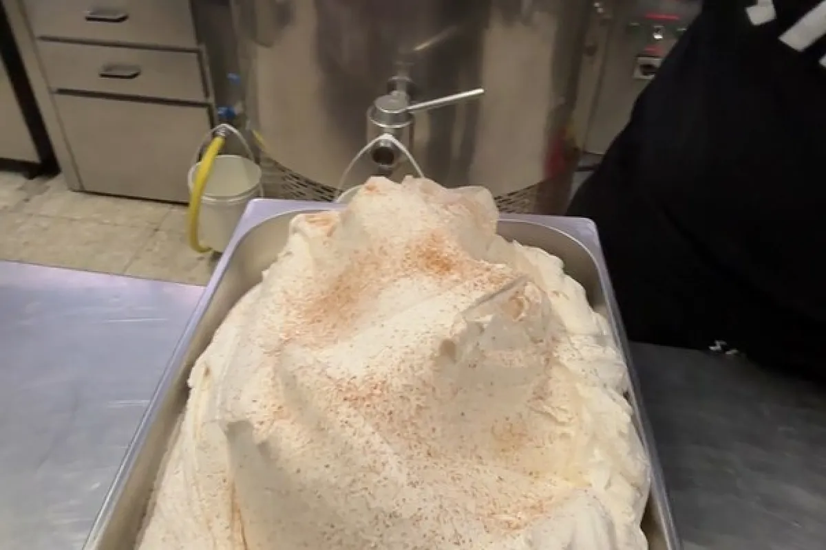 Así hacen el helado de torrijas en un obrador artesano de Madrid