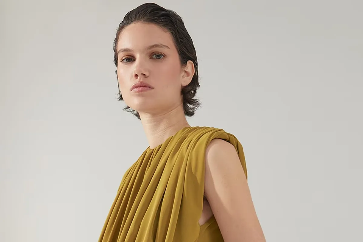 Entré a Sfera a por unas sandalias y salí con estos 7 conjuntos ultracómodos y elegantísimos que rejuvenecen y son la mejor apuesta para un look de invitada perfecto