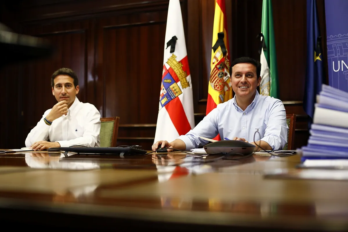 Quién es quién en la trama de las mascarillas de Almería: de la hipoteca del "todopoderoso" pagada con mordidas, al dinero en la funda de una almohada