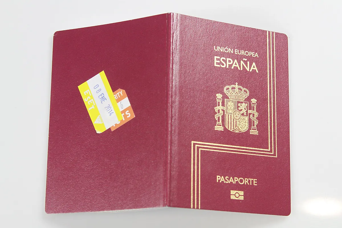 Absuelven a un hombre tras querer registrarse en un hotel de Almería con un pasaporte de la 'República Errante de Menda Lerenda'