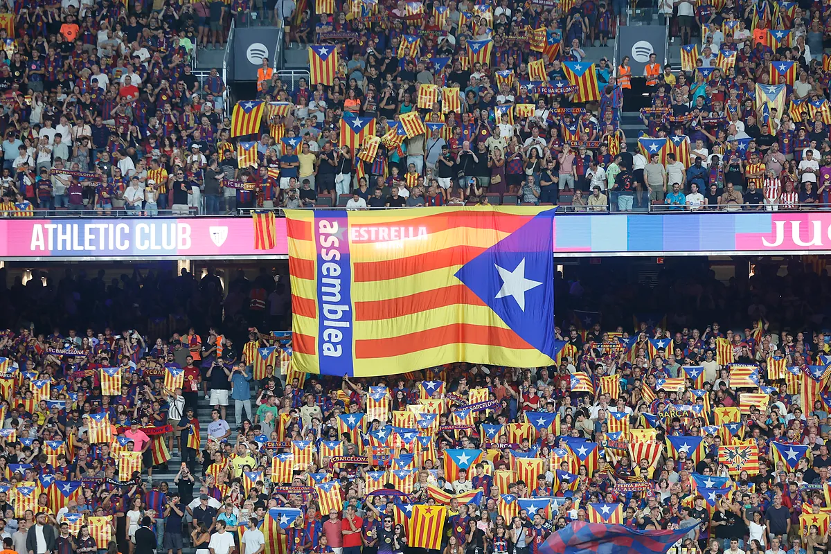 El Camp Nou se llena de esteladas como en los momentos más acalorados del 'procés'