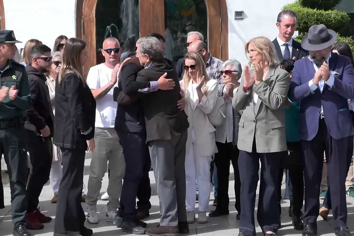 Doloroso minuto de silencio con el padre del menor asesinado de 11 años en Villanueva de la Cañada