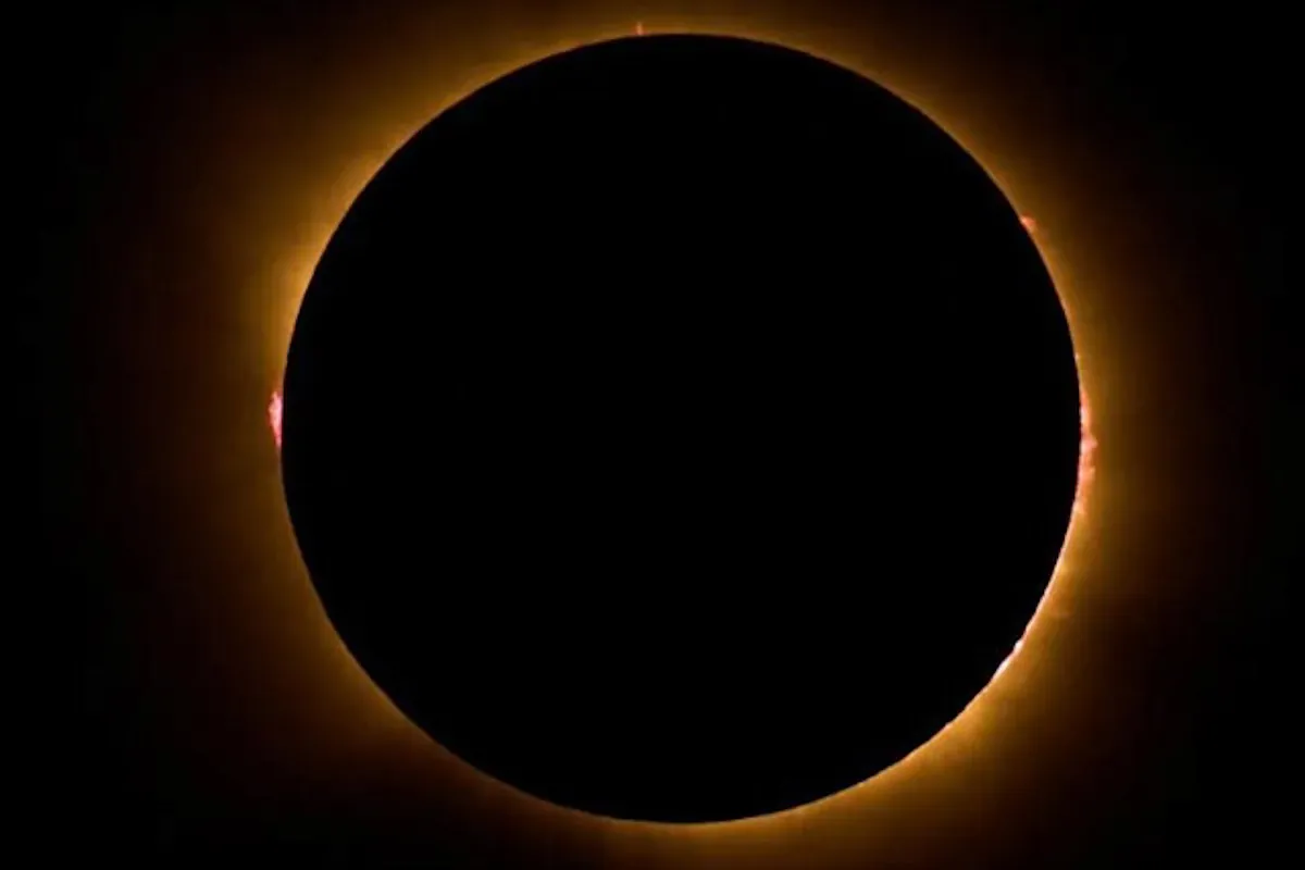 Así fue el eclipse total de Sol que ha sumido a más de la mitad de España en una preciosa oscuridad