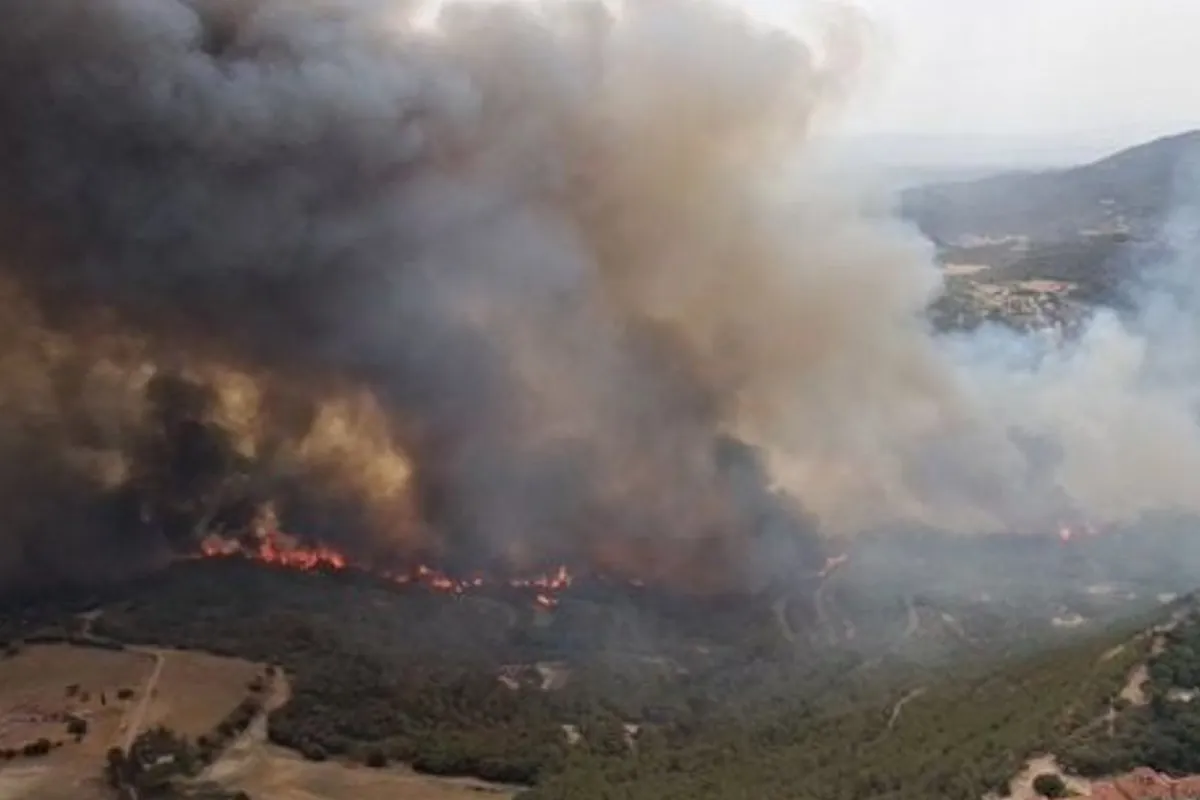 Un incendio en Sant Quirze Safaja (Barcelona) obliga a evacuar una casa de campamento, un centro de menores y un camping, y a confinar un hostal y varias viviendas próximas