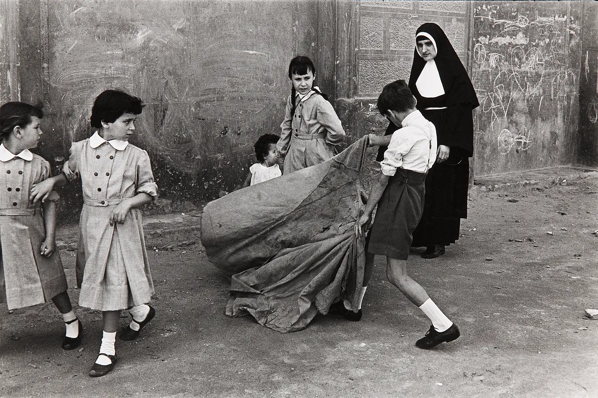 El notario de un tiempo miserable y divino cuelga su obra en Madrid: del duro retrato de la posguerra al desembarco de la cultura 'hippie' entre chispas de ironía y humor