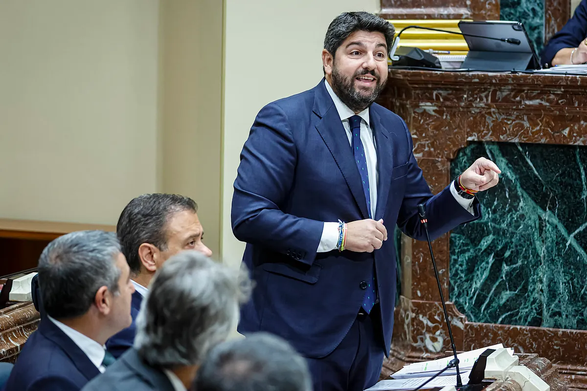 López Miras defiende la gestión de la nueva consejera de salud tras el estallido de la presunta "trama de las prótesis": "Aquí quien las hace, las paga"