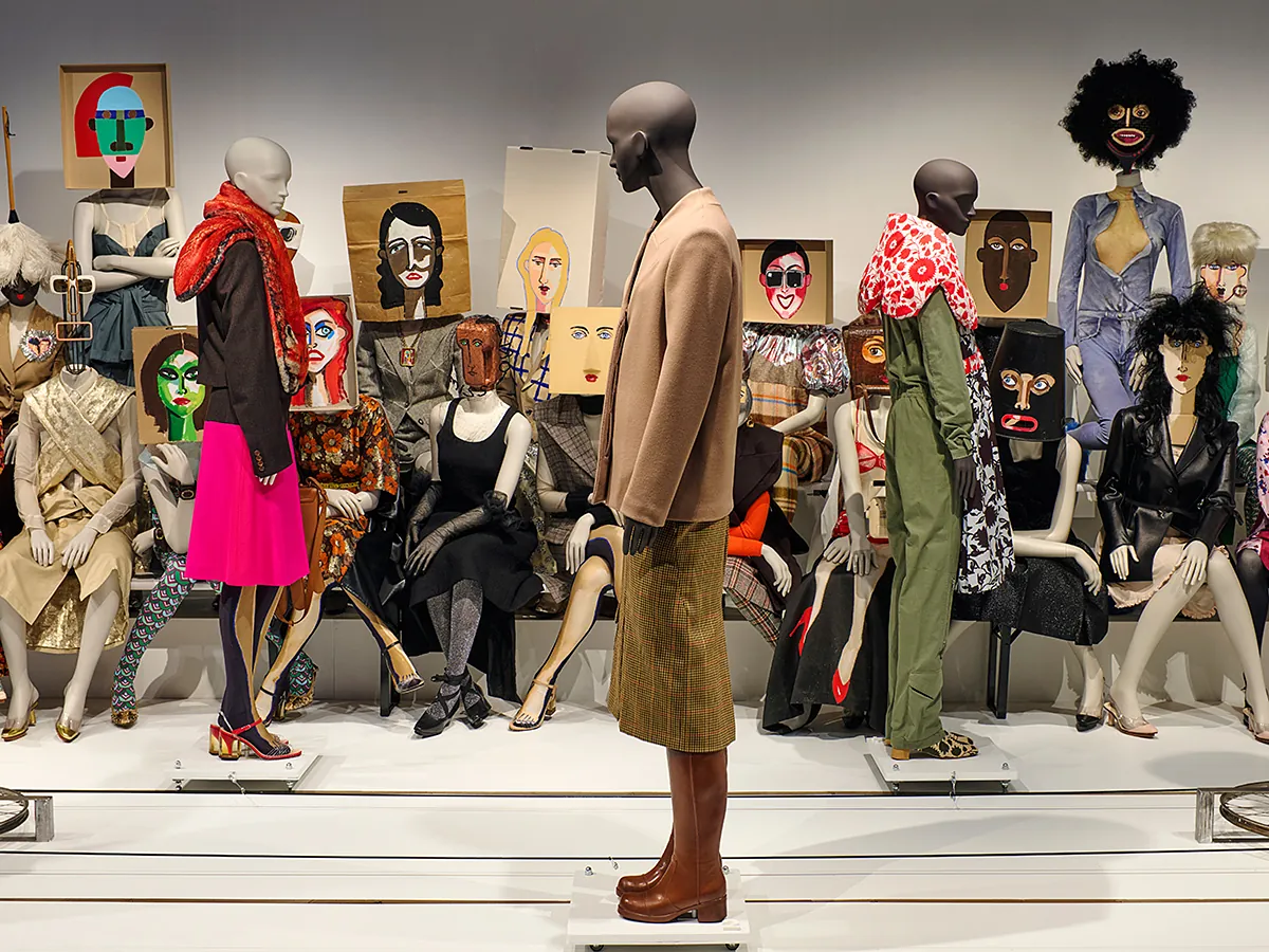 Tras los pasos de los Seis de Amberes, los diseñadores belgas que cambiaron la moda en los 80: una ruta por la exposición y los rincones de diseño de la ciudad