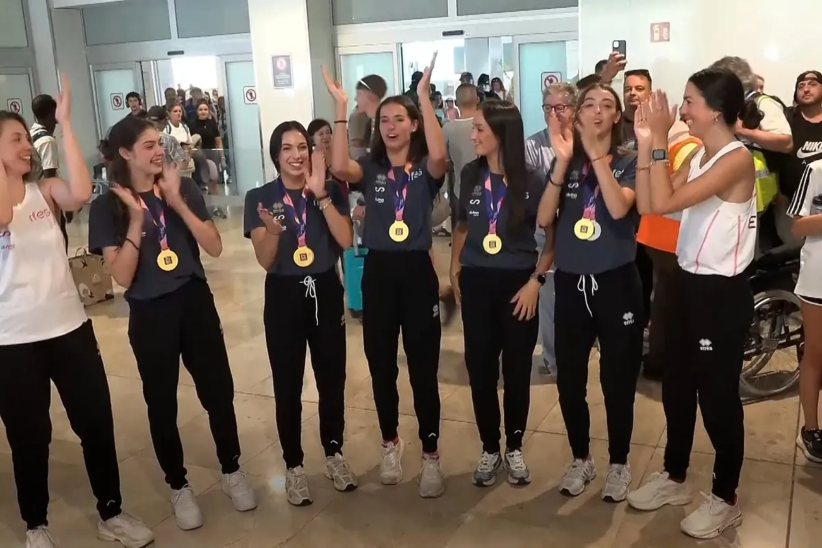 El conjunto español de rítmica, recibido en Madrid al grito de "¡campeonas del mundo!"