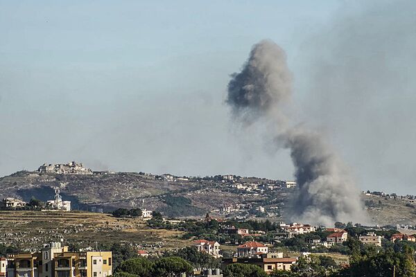 Una columna de humo sale de un pueblo del sur de Líbano tras un ataque de Israel.