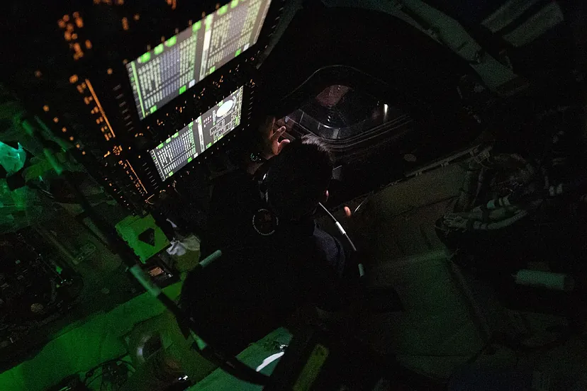 El canadiense Jeremy Hansen mira por la ventana de Orión, sentado junt