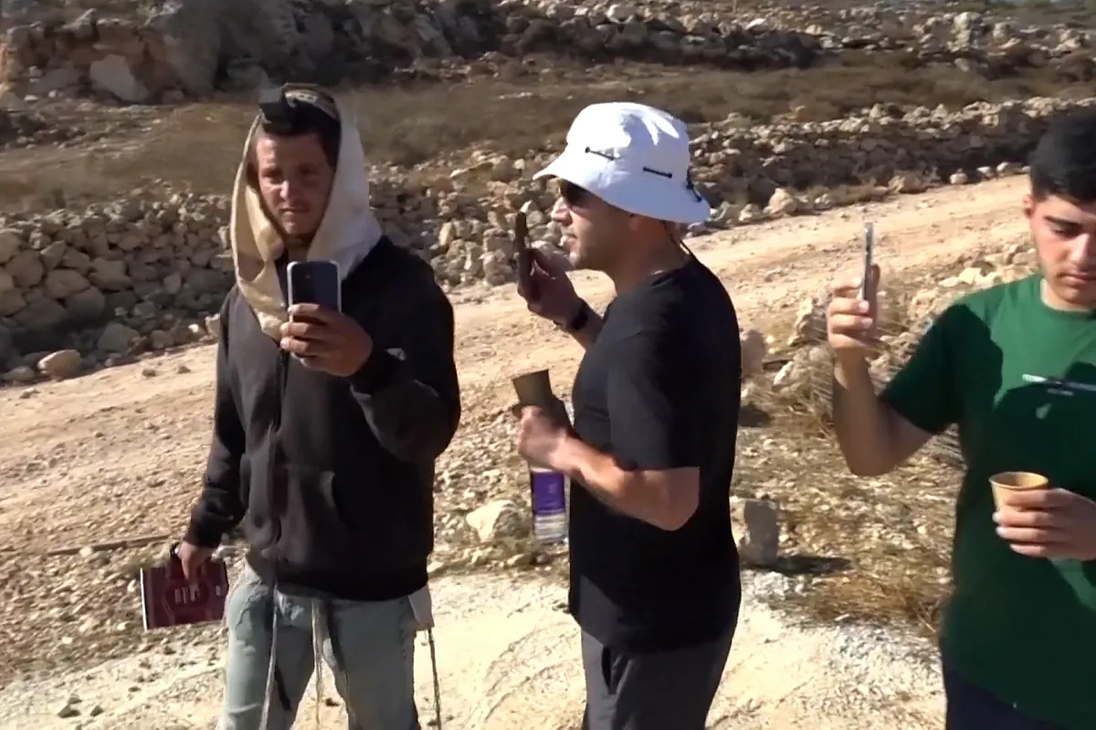 Un palestino estadounidense visita las ruinas de su casa en Cisjordania cuando aparece un colono israelí y le dice que se vaya: "Colono terrorista, no me toques
