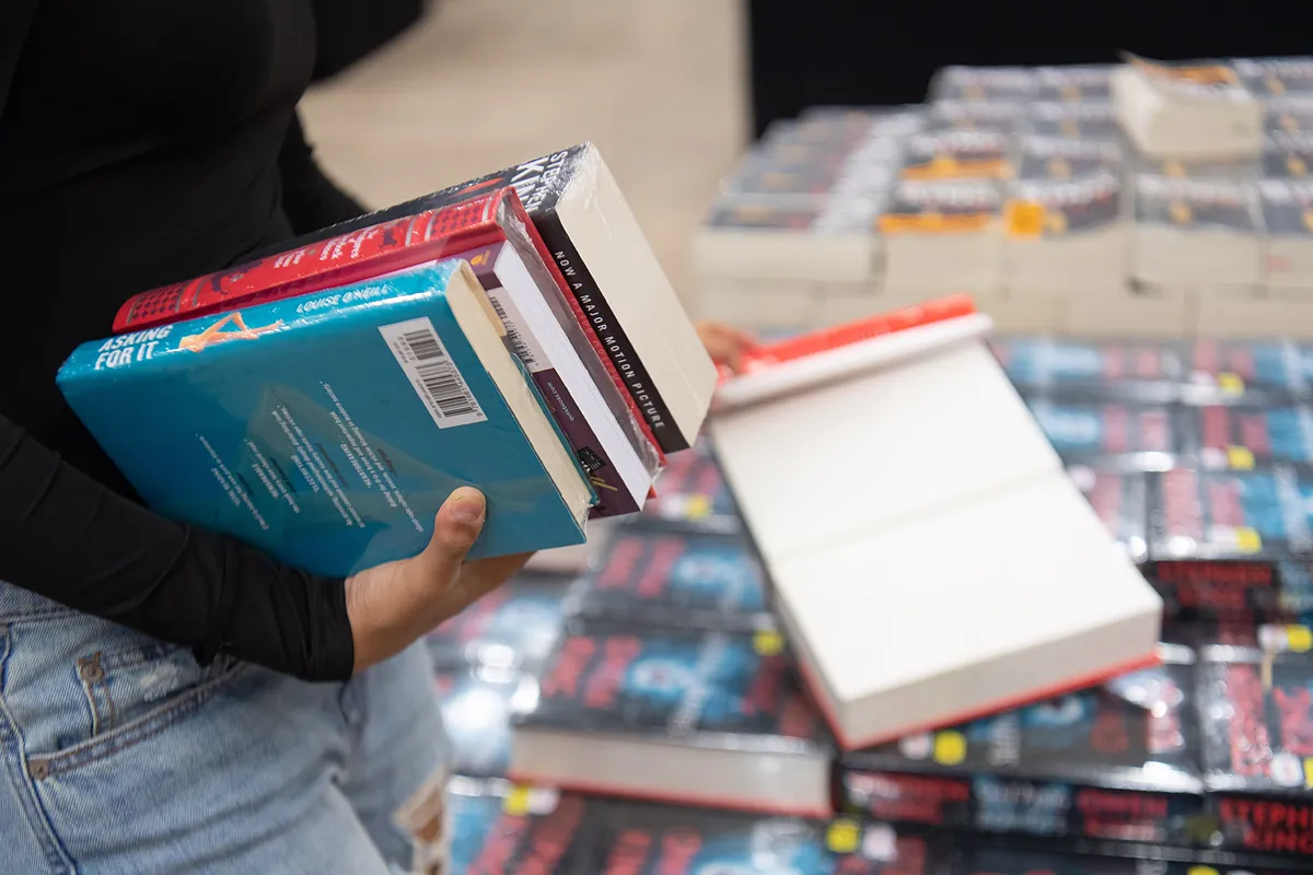 Feria del Libro en Valencia 2026: horarios y qué autores firman hoy, jueves
