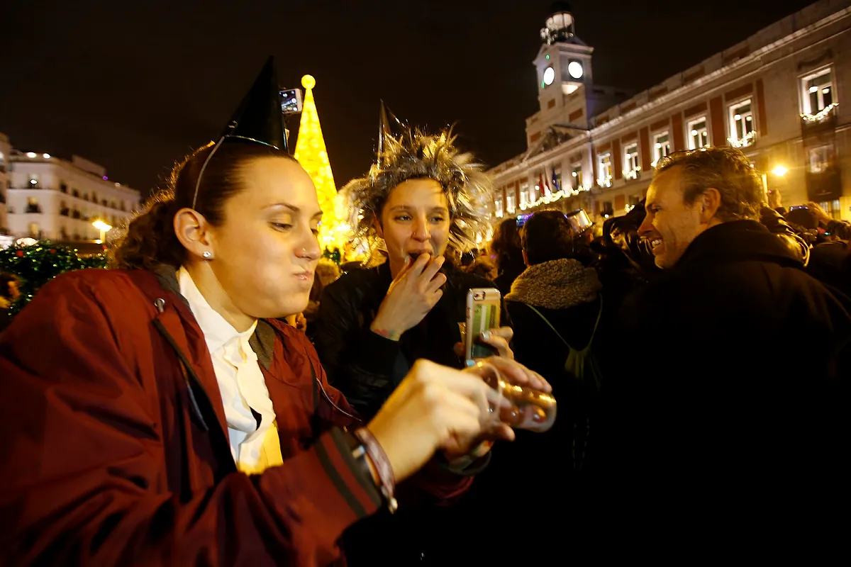 ¿De dónde viene la tradición de tomar uvas en fin de año en España?