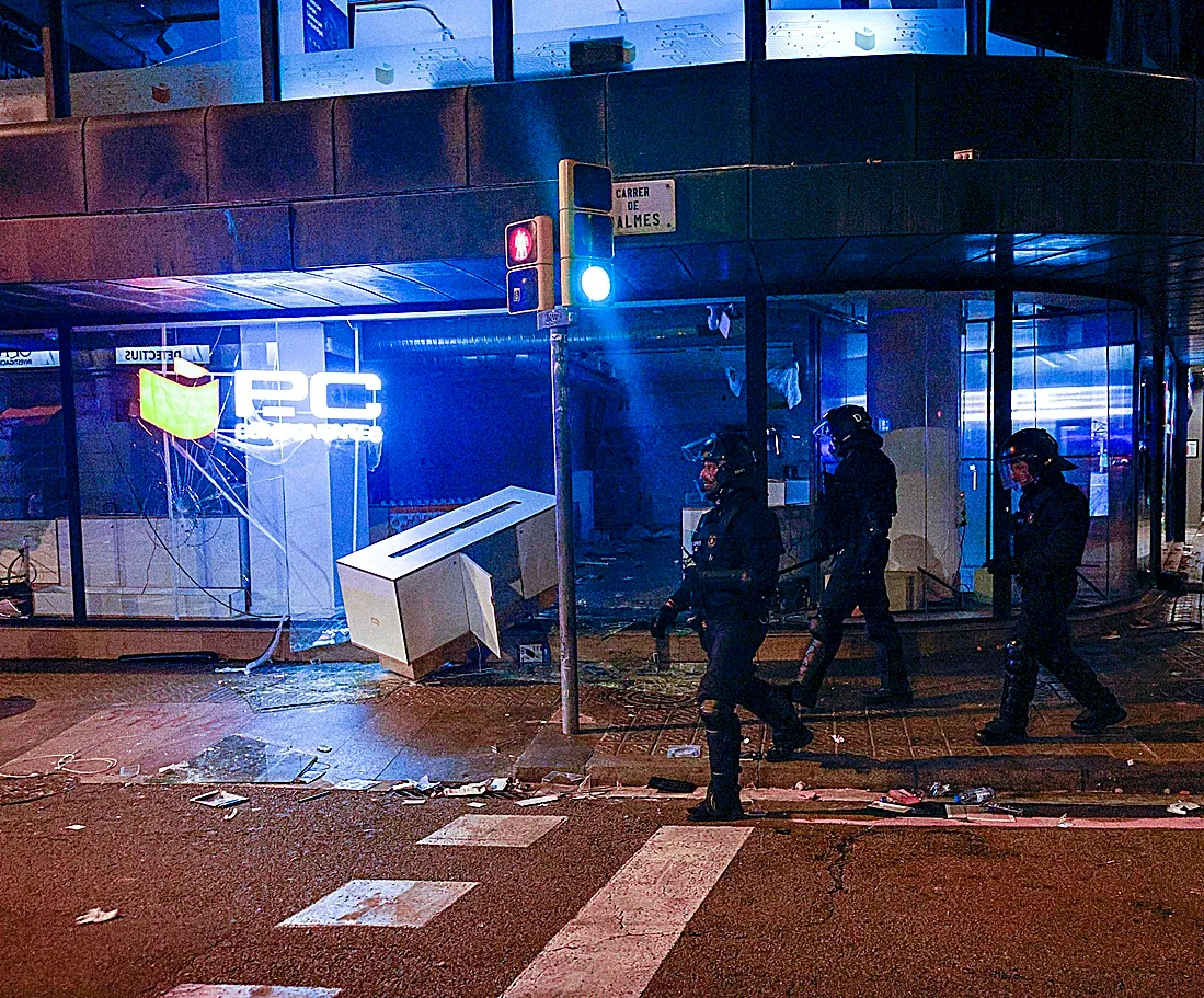 Los Mossos recurren al Centro de Inteligencia contra el Terrorismo para cerrar los grupos que alientan una nueva oleada de disturbios: «Poneros ropa negra y máscaras de Halloween»