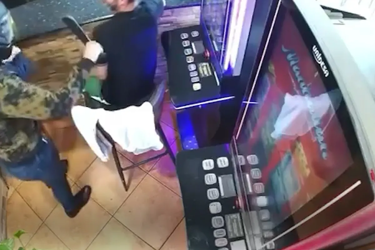 Un atraco con machete en Mijas termina frustrado entre risas y bromas al atracador en un bar