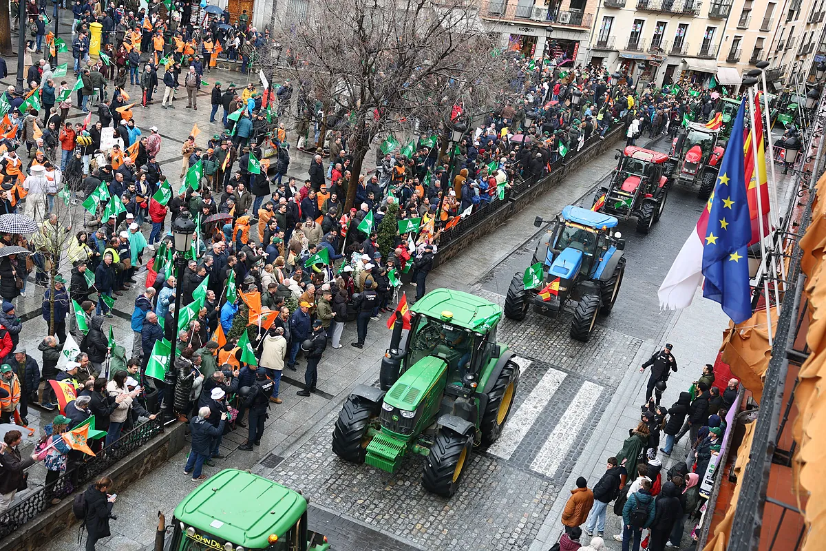 Más de 25.000 agricultores y ganaderos toman las calles de toda España en el 'súper jueves' de protestas del campo español: "Nos han vendido para premiar la industria alemana"