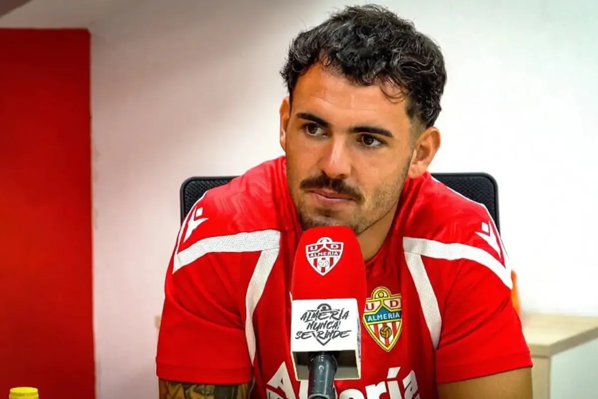 Álex Sola, jugador del Almería, se ve involucrado en un accidente de tráfico y da positivo en alcoholemia