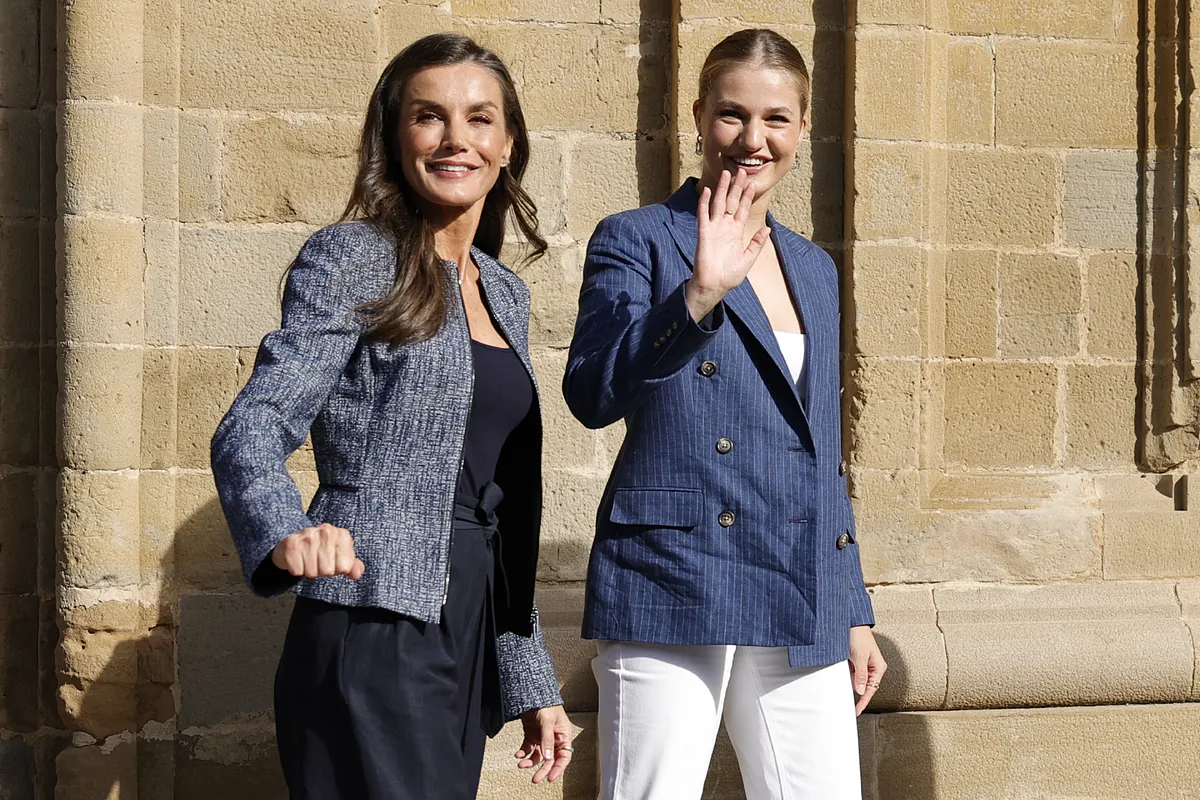 La Reina Letizia y la Princesa Leonor juegan al contraste de estilos y  triunfan con perfectos looks de otoño en su visita a Navarra | Moda