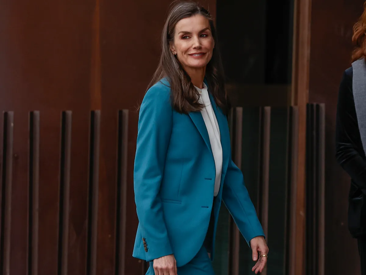 La Reina Letizia vuelve al traje de chaqueta en su visita a Castellón y lo anima con tres trucos de experta en moda
