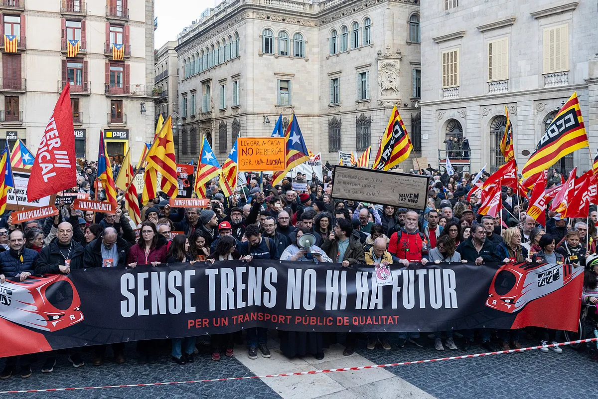 Manifestación en Barcelona por el caos ferroviario: "El colapso de Rodalies son horas perdidas de nuestras vidas"