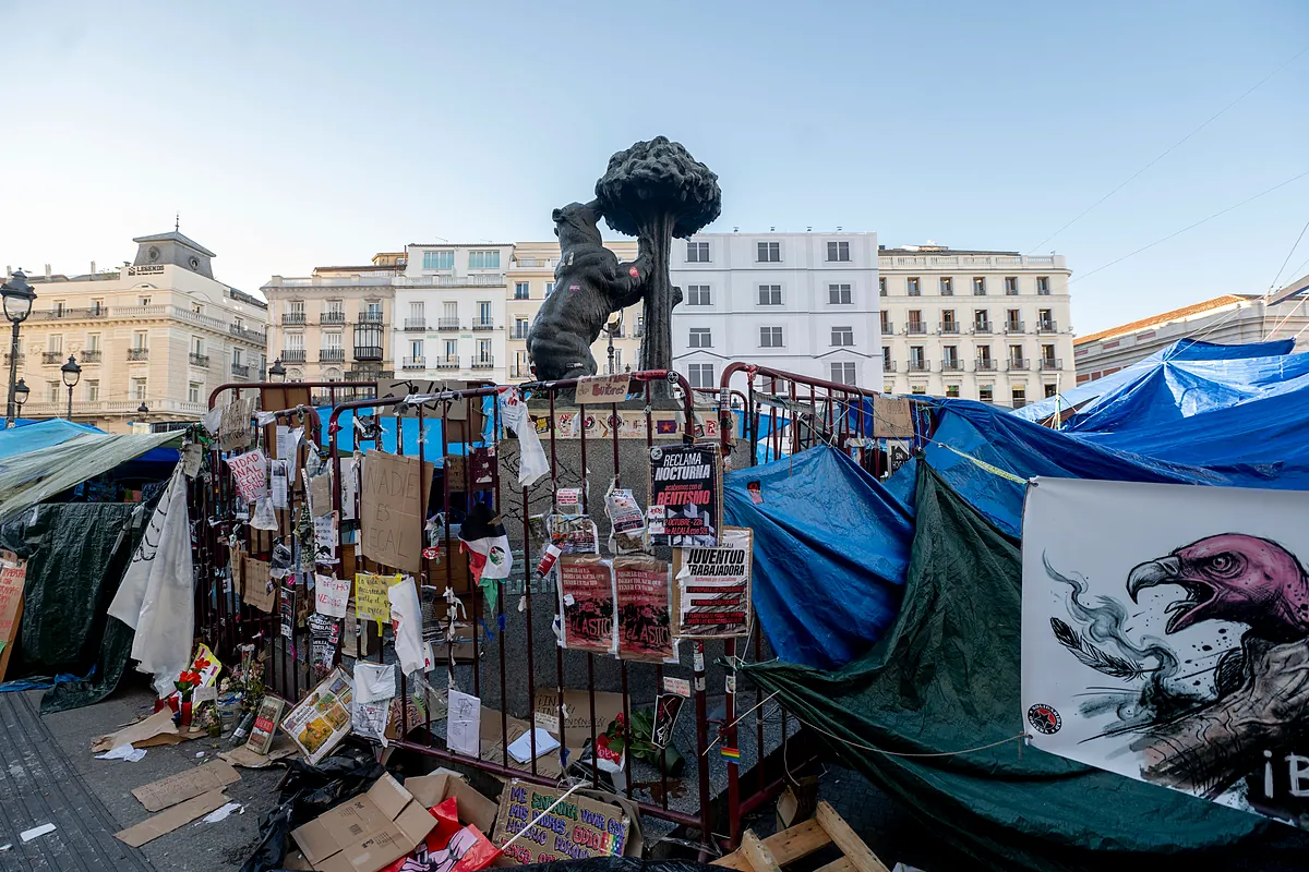 Los acampados de Sol se blindan ante las miradas de los curiosos y dicen que se quedarán: "La acampada sigue, no hay retirada"