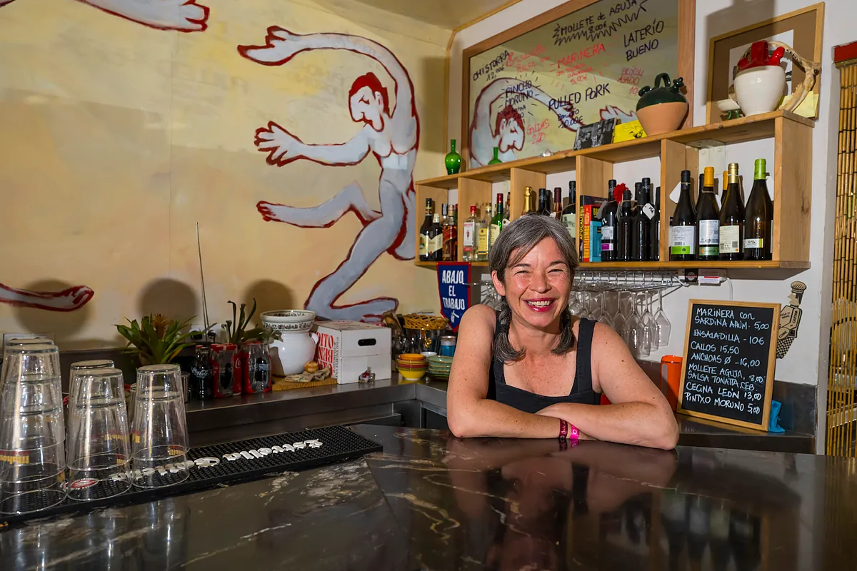 El Lugarcito, el bar con los botellines de Mahou más fríos de Madrid: "Desde la barra tienes que ser como un director de orquesta"