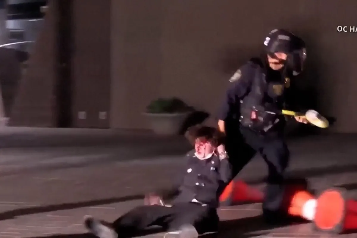 Momento en el que un agente dispara a la cara y a corta distancia a un manifestante en California