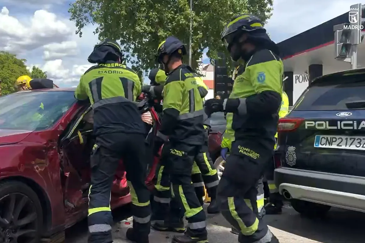 Ocho heridos en la calle Alcalá durante un choque múltiple entre un coche, un Uber y una patrulla de la Policía Nacional