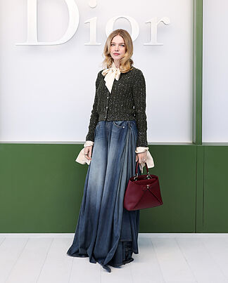 Una superhero�na Charlize Theron con mini y capa, Kate Moss cual ejecutiva noventera�y otros looks destacados de la semana