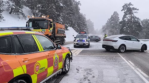 La nieve provoca complicaciones en Navacerrada y atrapa a muchos conductores